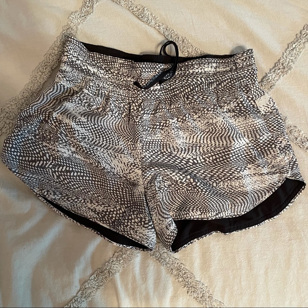 Lululemon Choose a Side shorts, reversible 3”